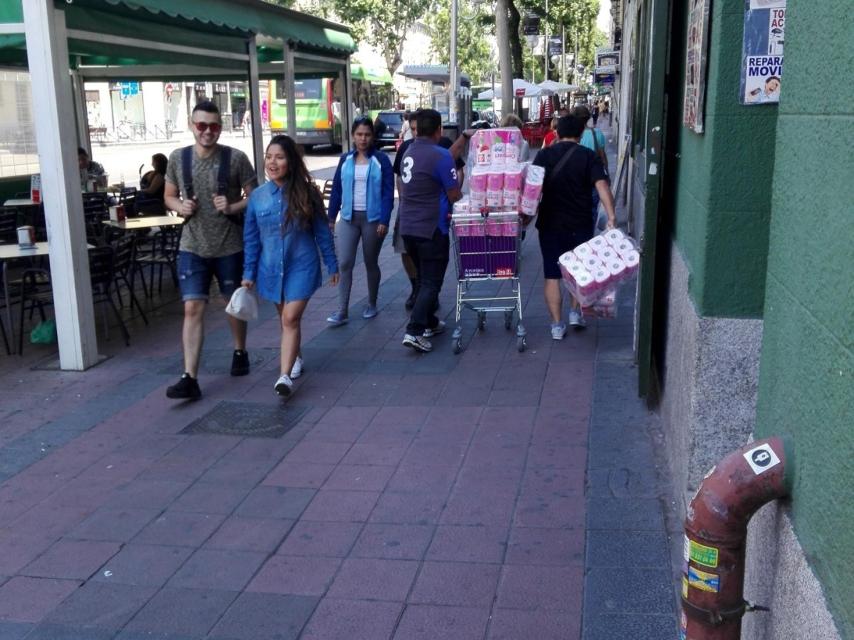 Los recaderos del 133 llevan un carro lleno de papel higiénico para las chicas