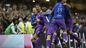 Los jugadores del Real Madrid celebran un gol en Cardiff.