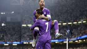 Ramos y Cristiano se abrazan tras el primer gol en Cardiff.