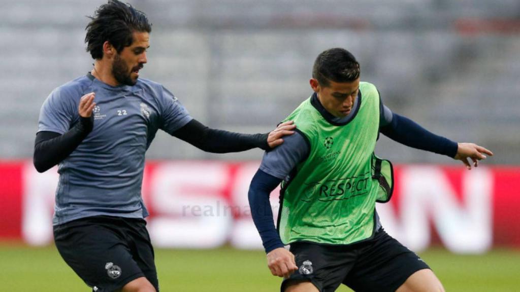 Isco y James luchan por un balón