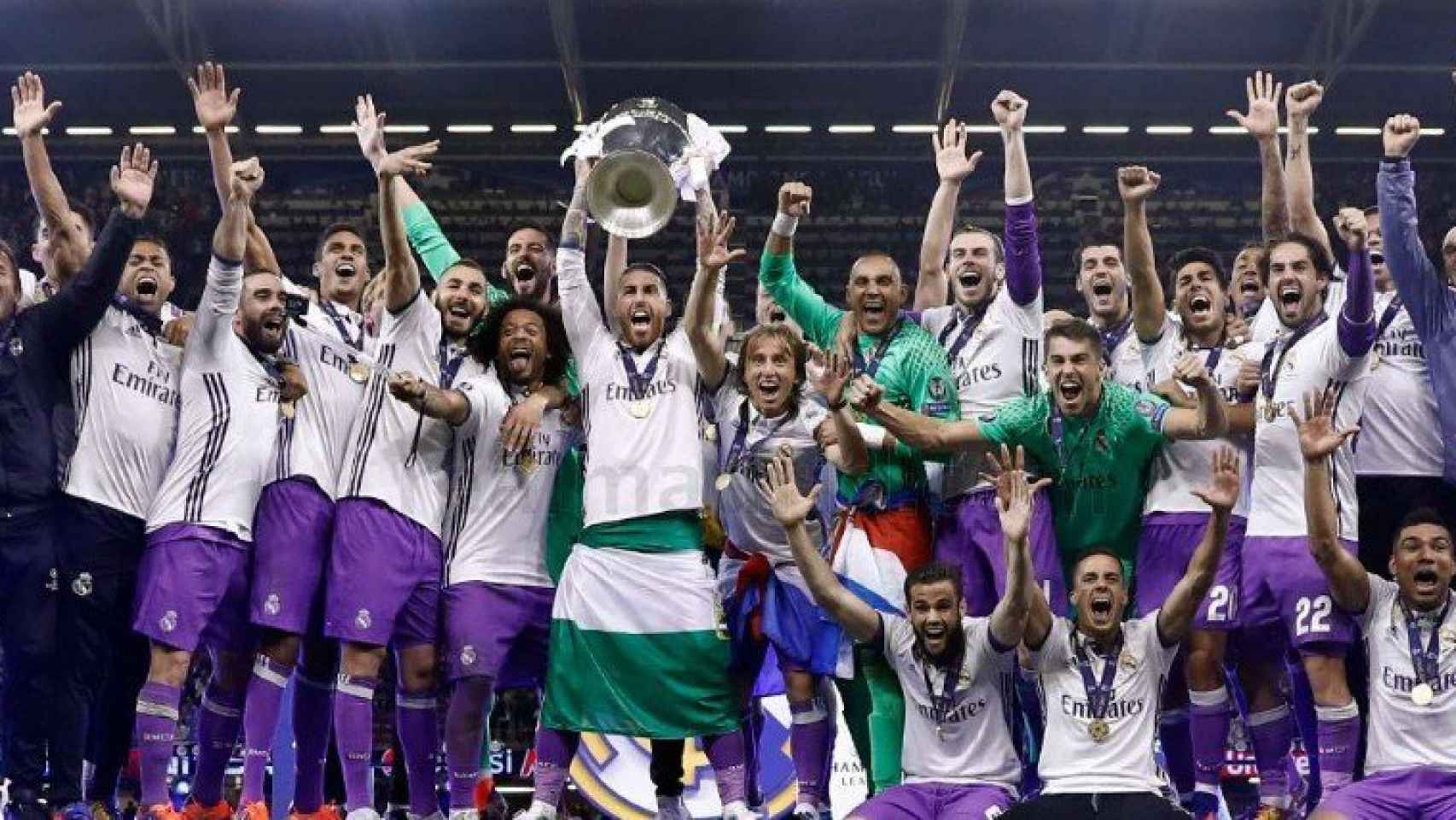 El Real Madrid levantando La Duodécima