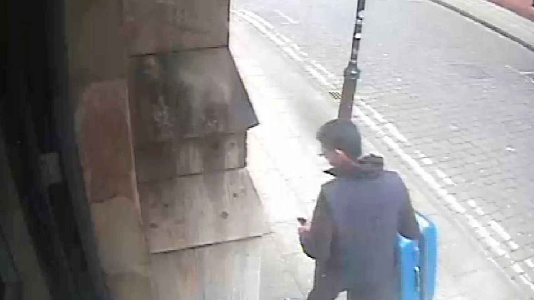 El terrorista de Manchester con una maleta azul que ha sido buscada por la policía.