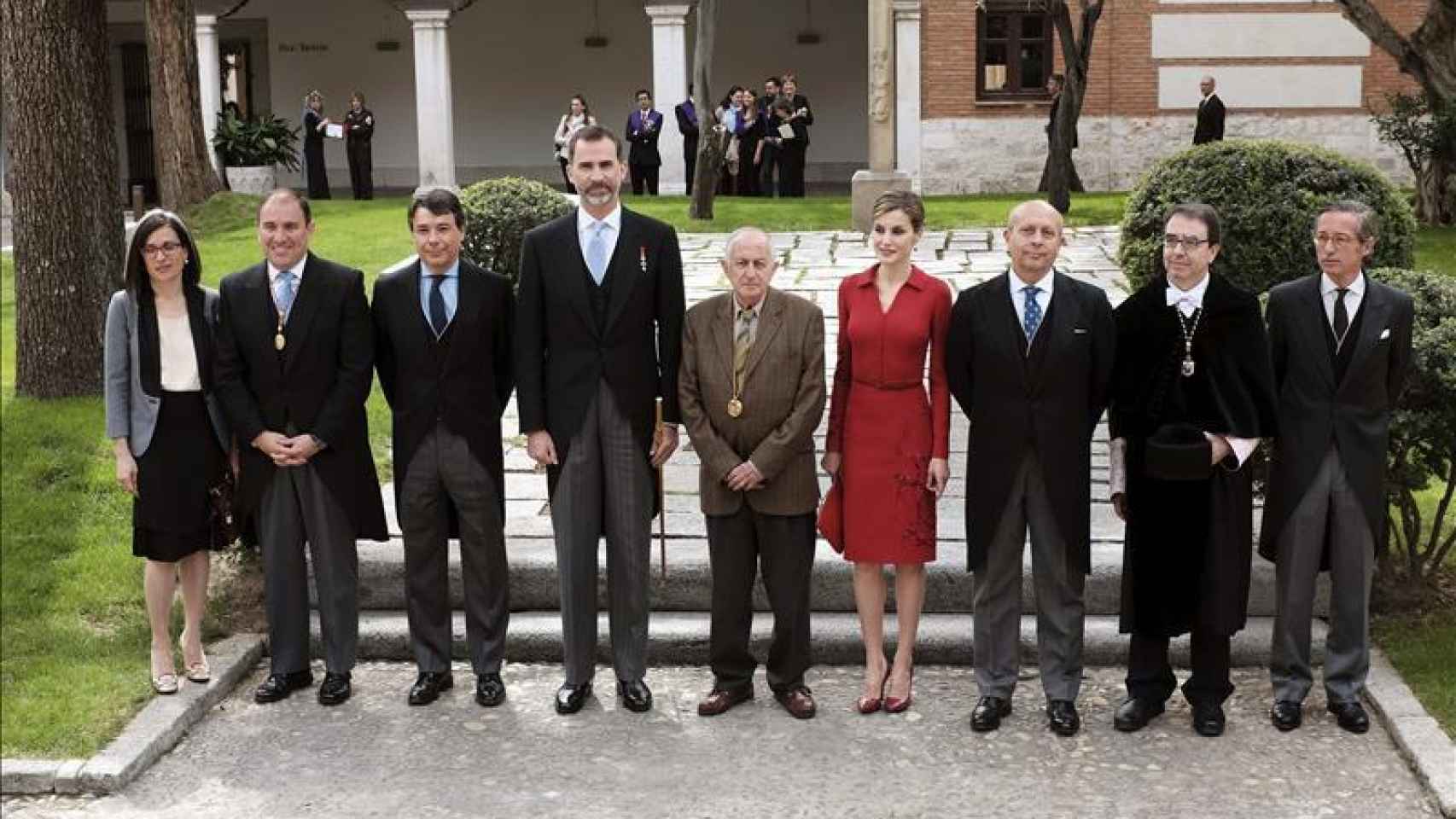 La foto de familia del Premio Cervantes 2014, con Ignacio González, los reyes, Goytisolo y Wert, entre otros.