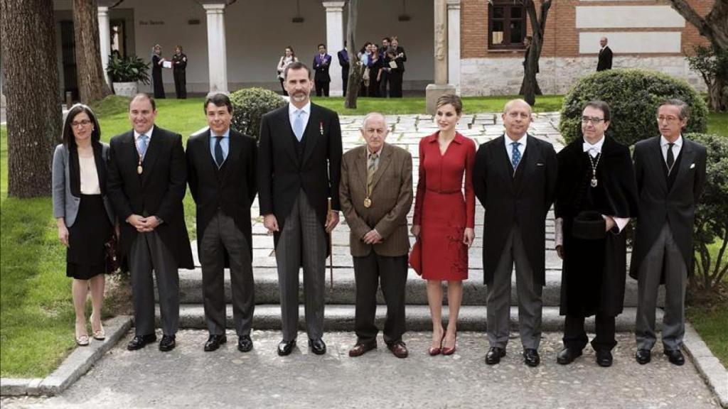 La foto de familia del Premio Cervantes 2014, con Ignacio González, los reyes, Goytisolo y Wert, entre otros.