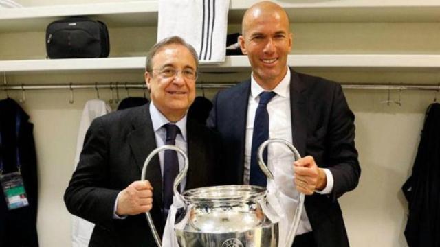 Florentino Pérez posa con Zidane y con la Champions.