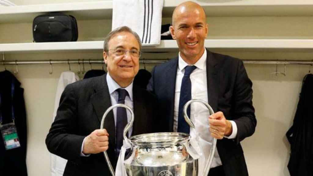Florentino Pérez posa con Zidane y con la Champions.