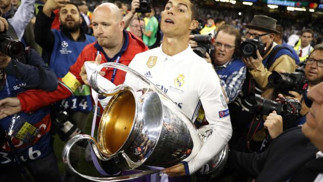 Cristiano Ronaldo se retira con la Copa de Europa.