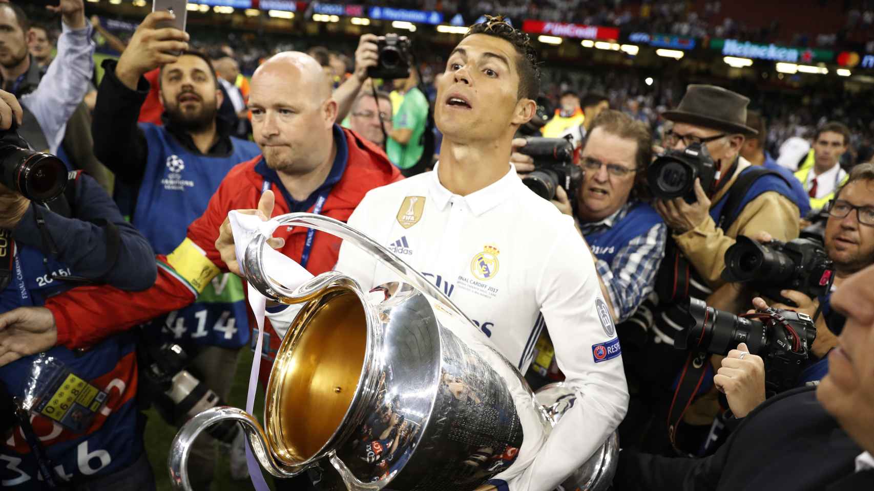 Cristiano Ronaldo se retira con la Copa de Europa.