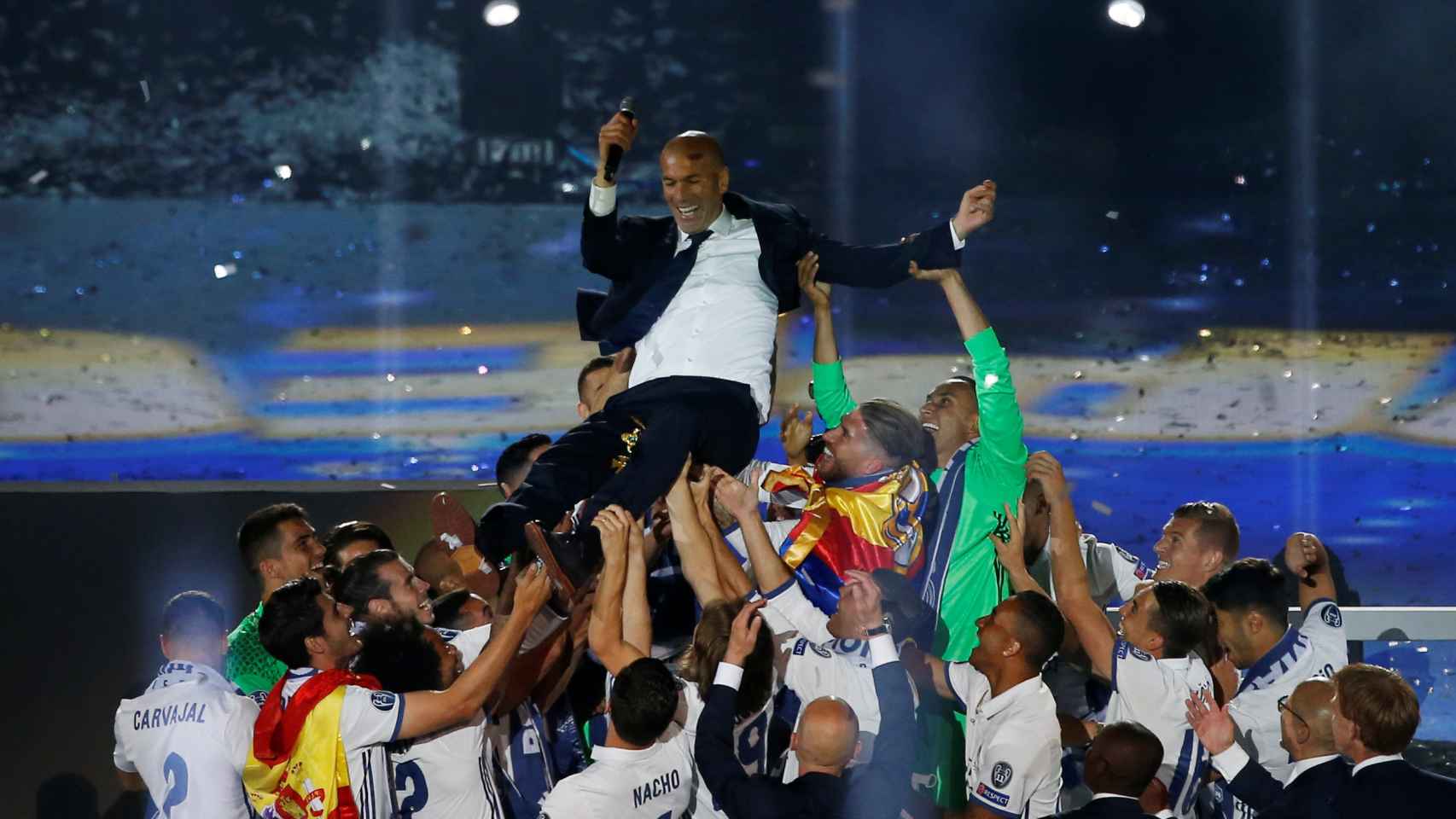 Zidane manteado por sus futbolistas en el Bernabéu en la celebración de la Duodécima.