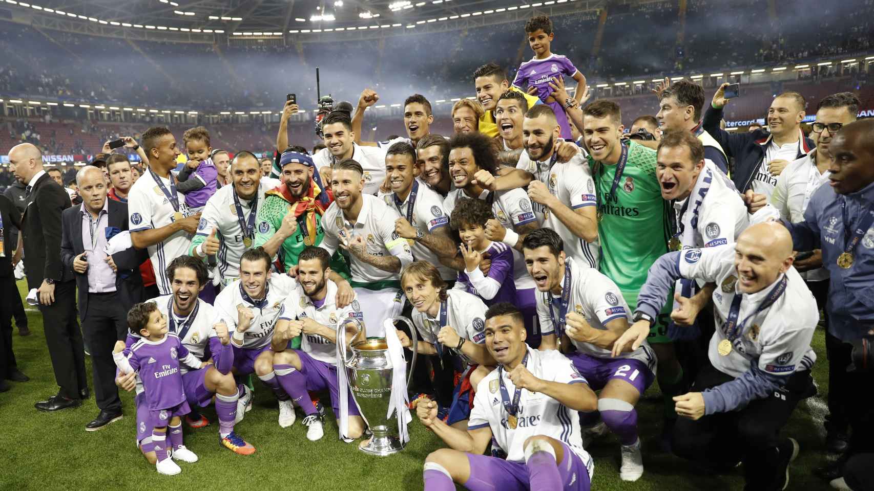 La plantilla del Madrid celebrando la Champions / Reuters