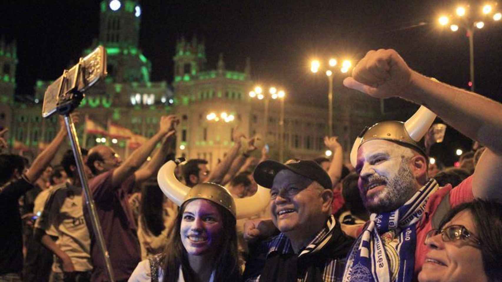 Algunos aficionados del Real Madrid celebran en Cibeles la victoria del Madrid.