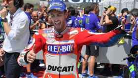 Dovizioso celebra su victoria en MotoGP.