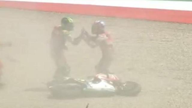 Pedrosa y Crutchlow discutiendo tras la caída.