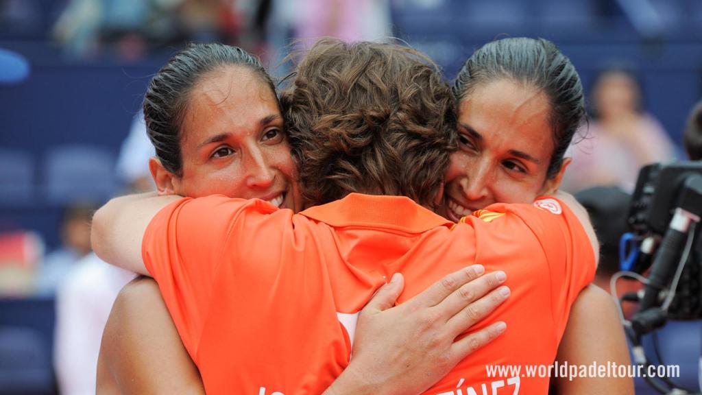 Las gemelas Sánchez Alayeto se abrazan a su entrenador.