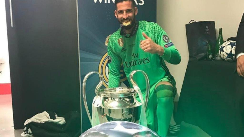 Kiko Casilla posa con la 'orejona' y  la tablilla del árbitro