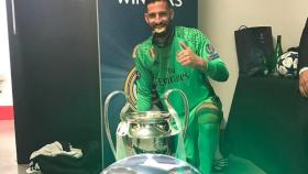 Kiko Casilla posa con la 'orejona' y  la tablilla del árbitro