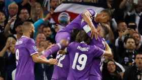 Piña del Real Madrid tras el gol de Cristiano