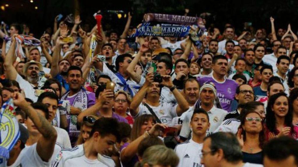 La afición del Madrid celebra La Duodécima