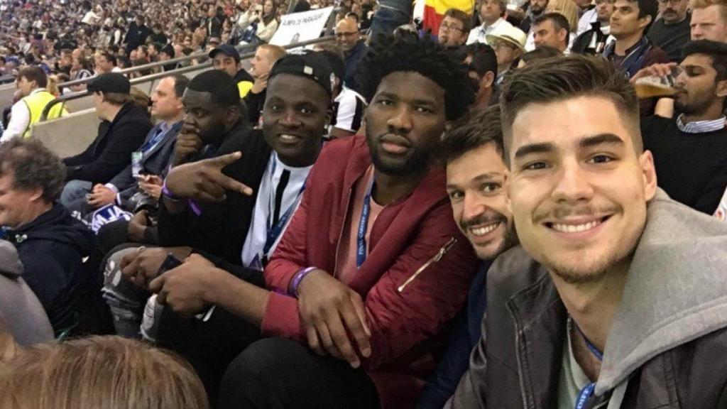 Juancho Hernangómez junto a Embiid y Capela en el Millennium Stadium