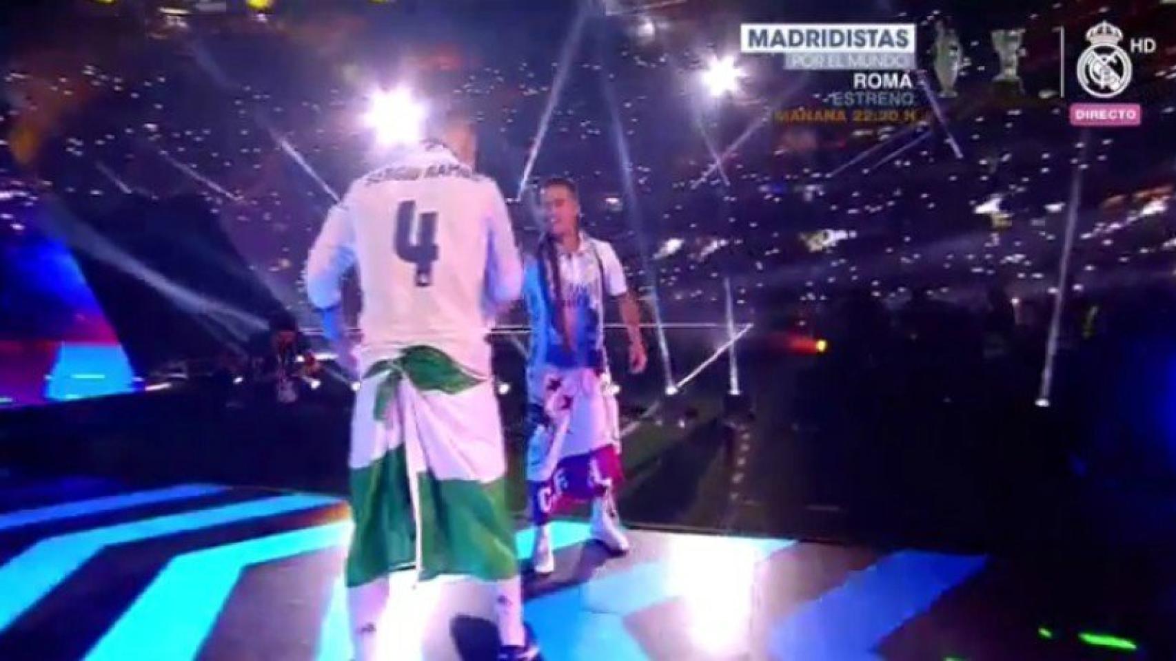 Saludo entre Lucas Vázquez y Ramos