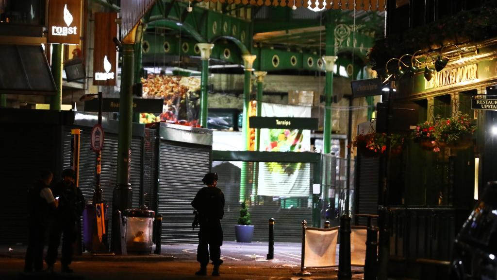 Un agente de Policía patrulla por las inmediaciones de Borough Market.