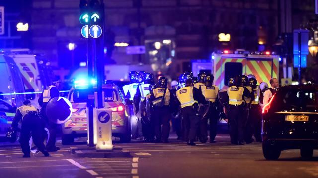 La policía en acción por las calles de Londres.