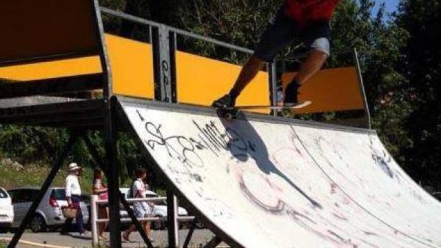 Ignacio Echeverría, con su monopatín en una imagen difundida por su familia en redes sociales