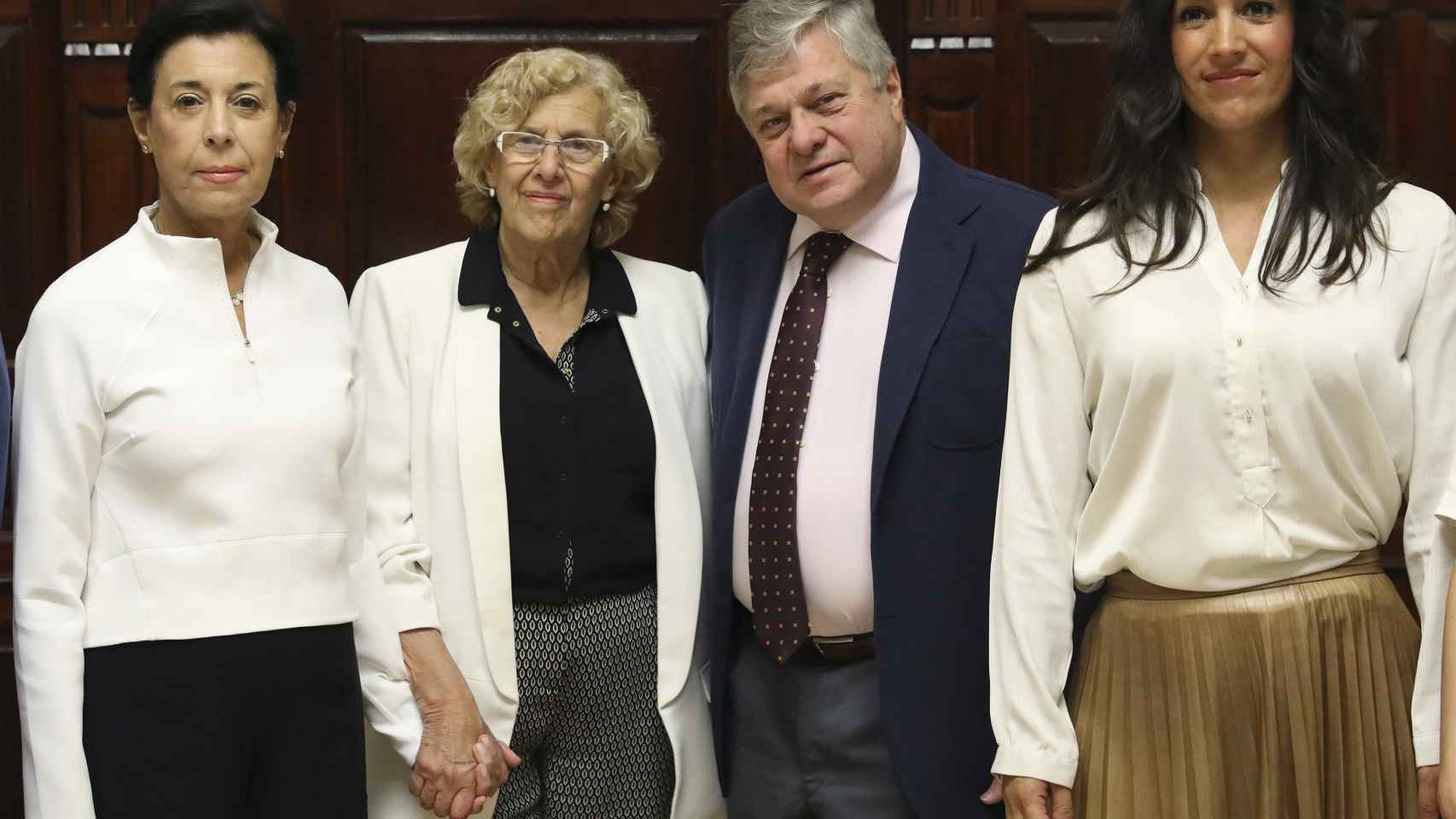 Manuela Carmena y el padre de Leopoldo López, en el Ayuntamiento.