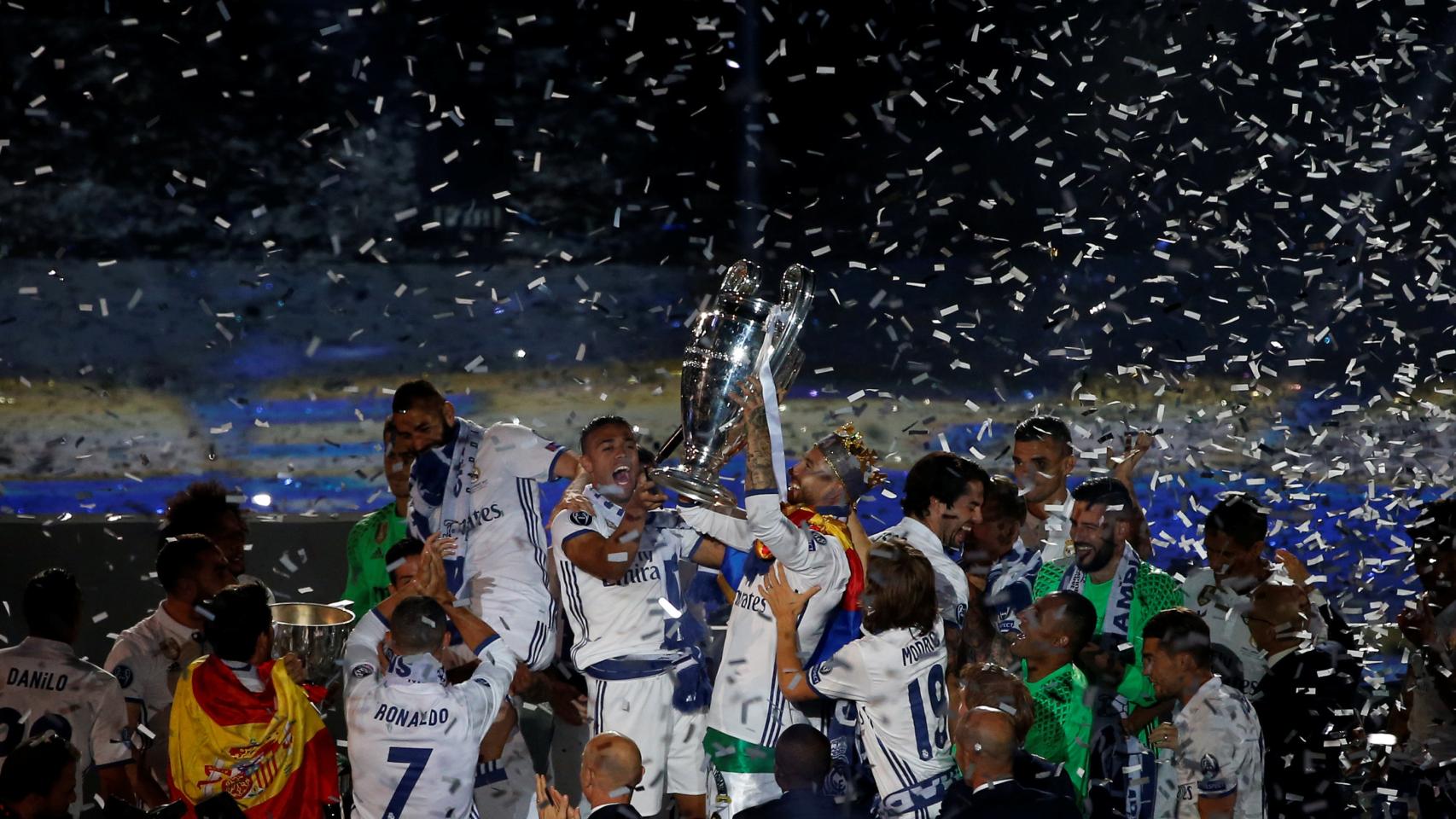 Los jugadores del Madrid en el fin de fiesta en el Bernabéu.