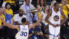 Stephen Curry y Kevin Durant en un momento del encuentro de las Finales de la NBA.