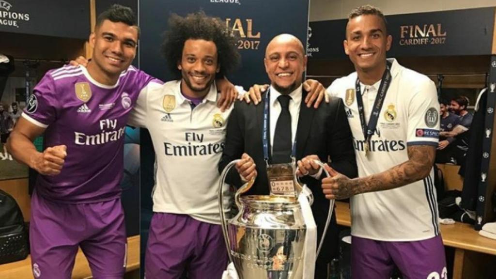 Roberto Carlos con la Champions y los brasileños del Madrid. Foto: oficialrc3