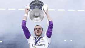 Bale, levantando La Duodécima en Cardiff, su ciudad natal