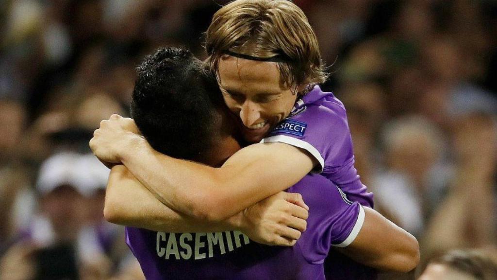 El abrazo de Casemiro y Modric