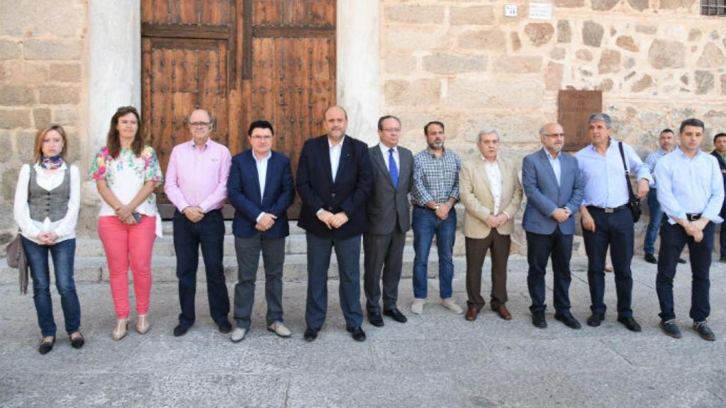 Minuto de silencio a las puertas del Palacio de Fuensalida.