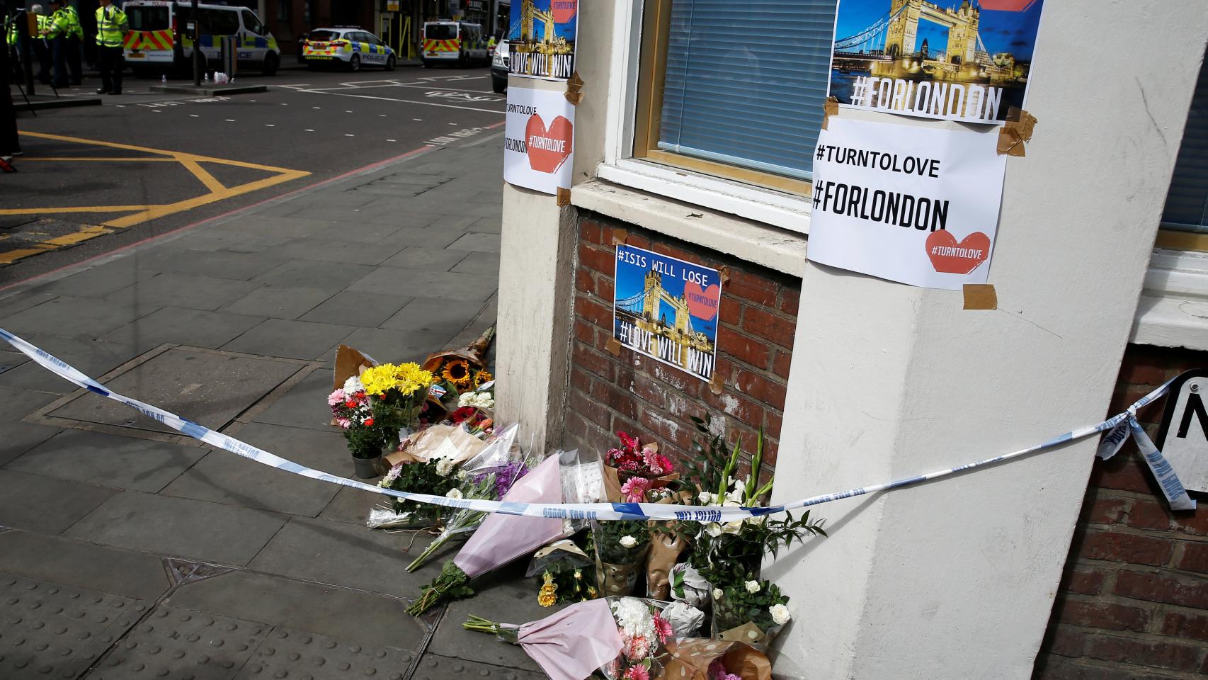 Flores y mensajes de ánimo en Borough Market.