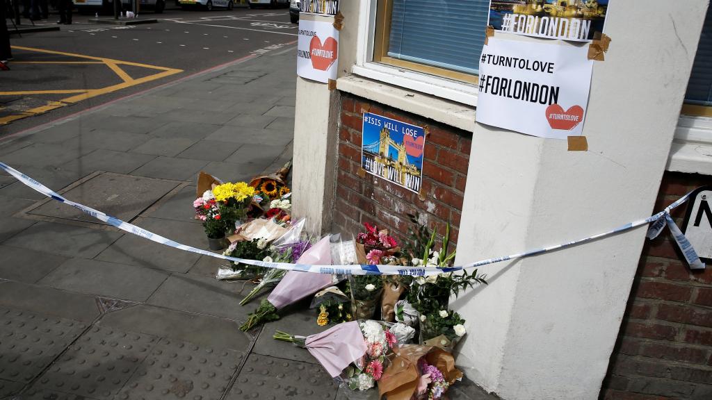 Flores y mensajes de ánimo en Borough Market.