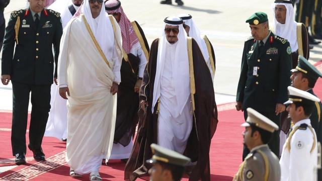 El rey saudí, Salman bin Abdulaziz camina con el emir de Qatar Tamim bin Hamad al-Thani, en la última cumbre en Riad.