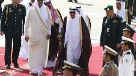 El rey saudí, Salman bin Abdulaziz camina con el emir de Qatar Tamim bin Hamad al-Thani, en la última cumbre en Riad.