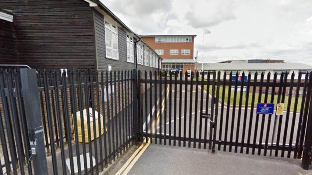 Las puertas del instituto Hillview School de Kent (Reino Unido).
