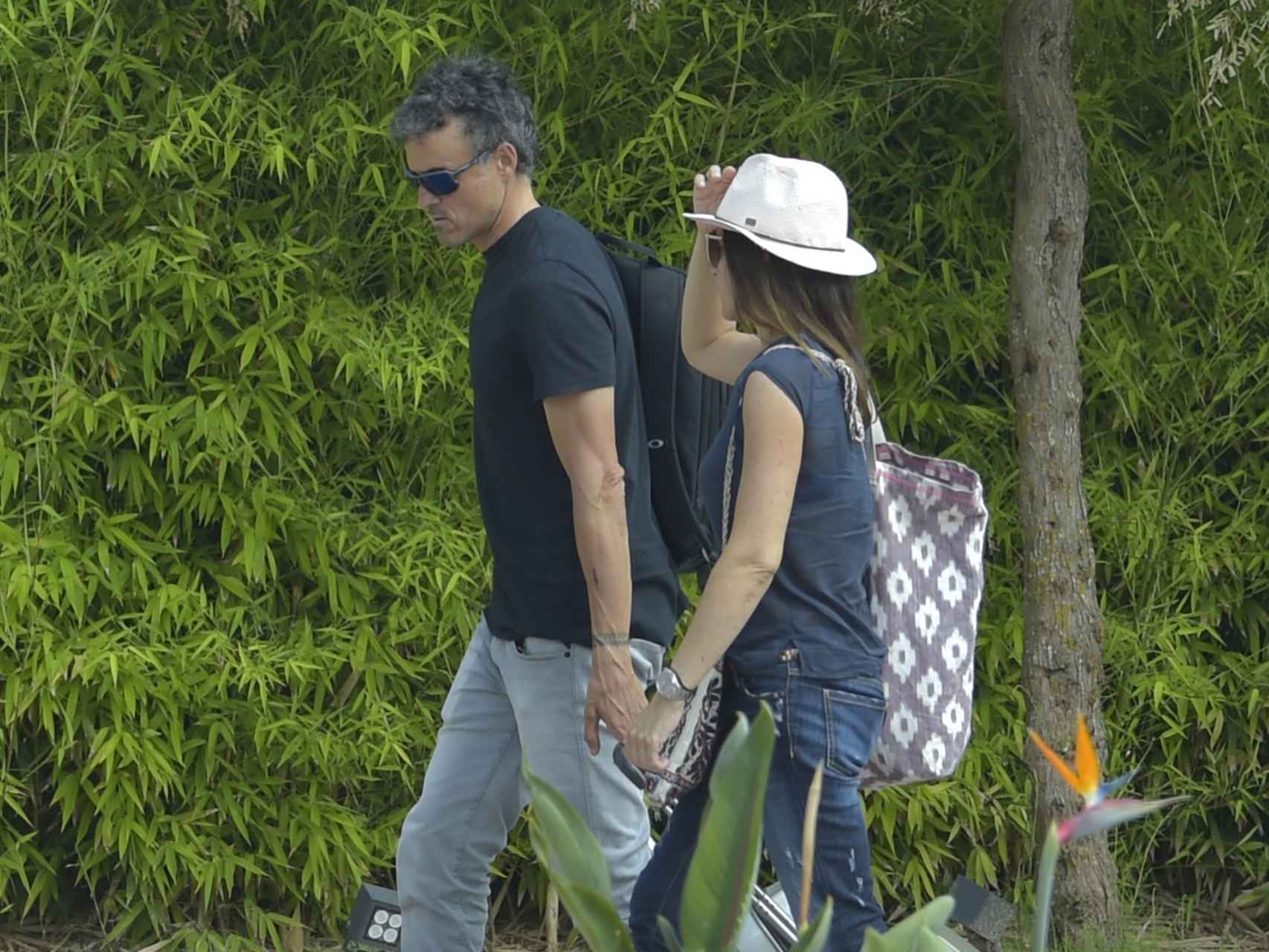 Luis Enrique y su mujer paseando por Ibiza.
