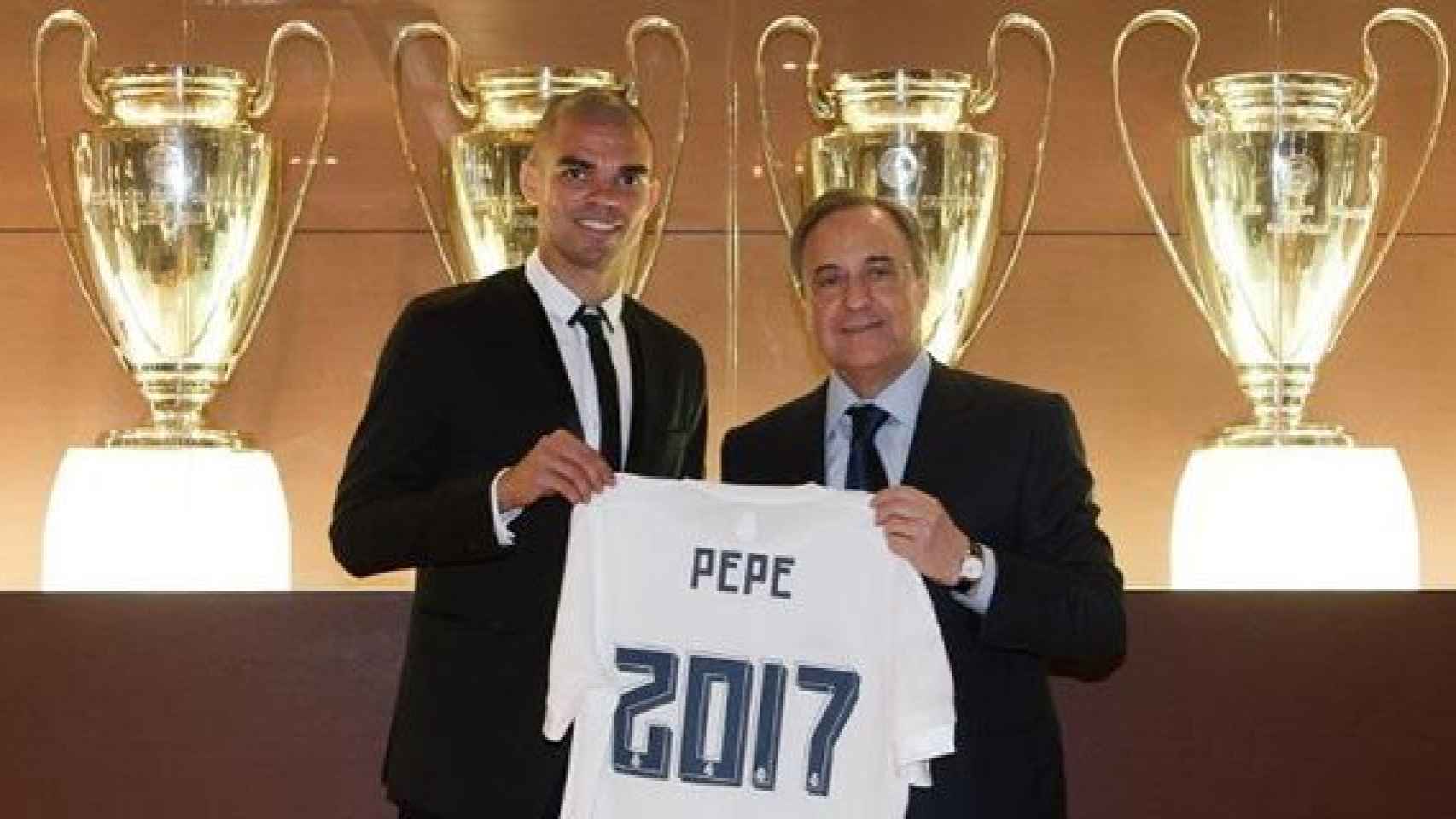 Pepe, el día que renovó con el Real Madrid.
