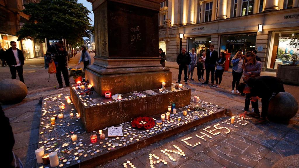 Memorial por las víctimas del Manchester Arena, donde murieron 22 personas