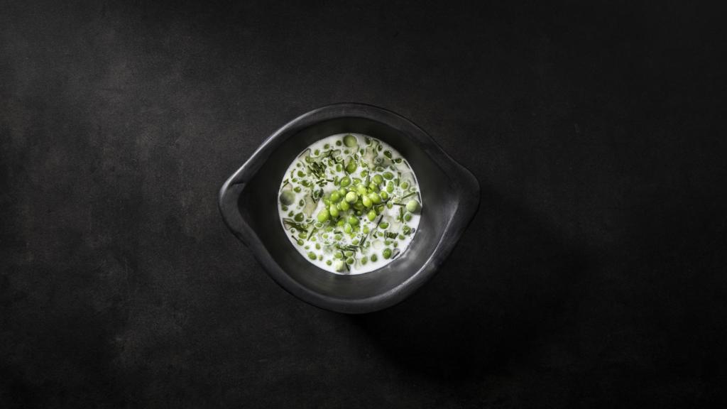 El plato de guisantes tiernos con brotes de pino, queso fresco de oveja y smen de cabra. | Foto: Noor.