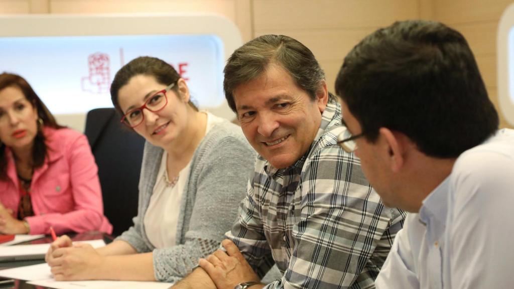 Javier Fernández, presidente de la Gestora, junto a Mario Jiménez y el resto de miembros.