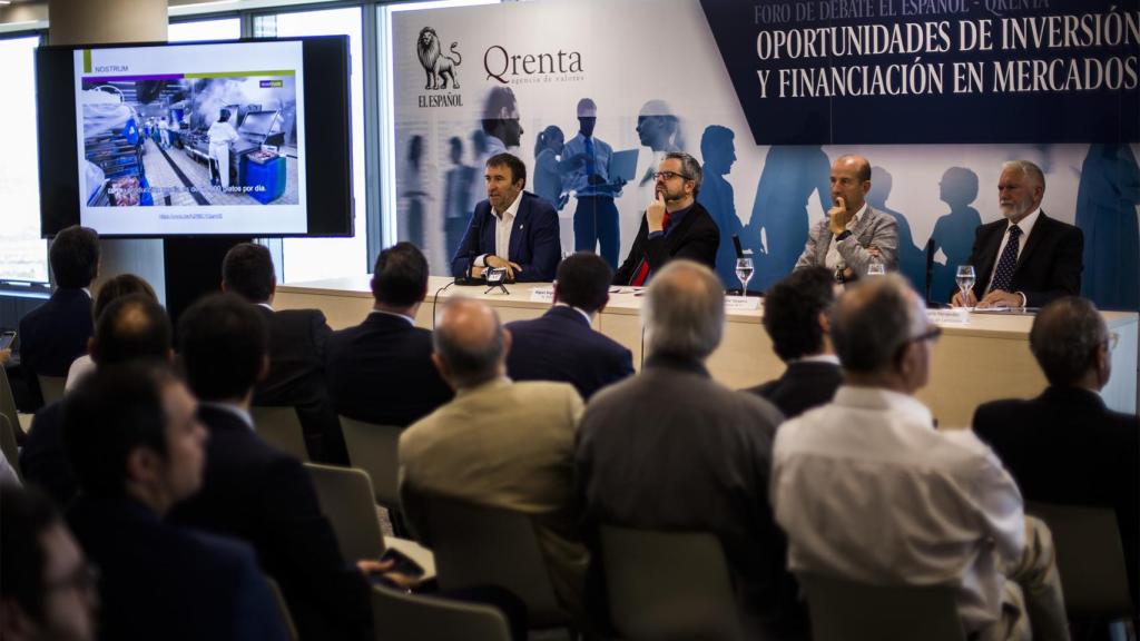 Momento de la mesa redonda con casos prácticos de empresas que han entrado en MAB, moderada por Miguel Ángel Uriondo, Jefe de Empresas y Economía de EL ESPAÑOL.