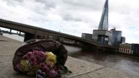 Un tributo floral cerca del Puente de Londres, donde se produjo el atentado.