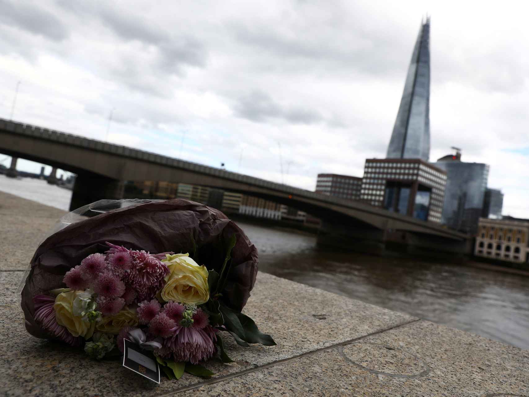 Un tributo floral cerca del Puente de Londres, donde se produjo el atentado.