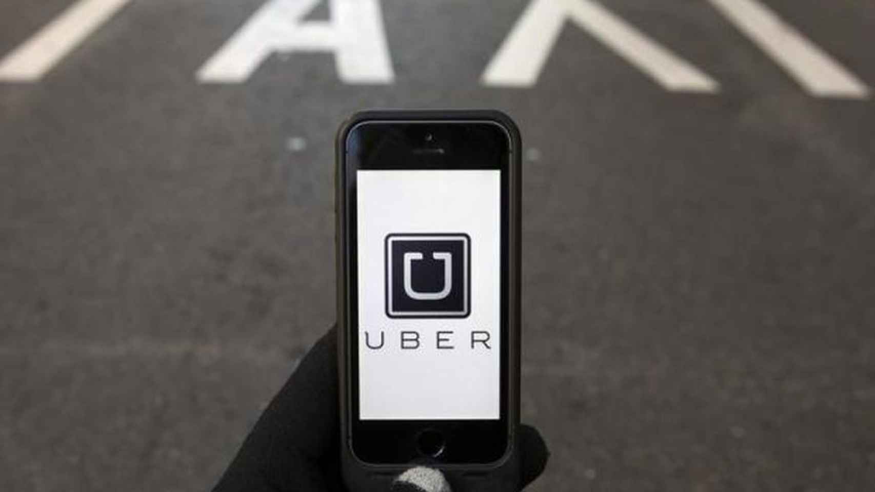 Un usuario abre la aplicación de Uber en su móvil.
