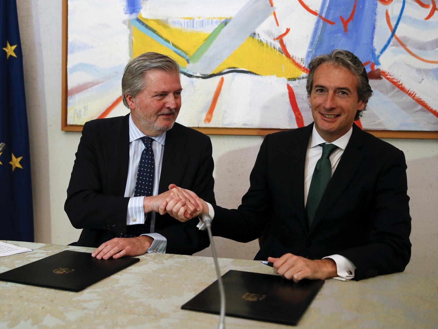 Los ministros Íñigo Méndez de Vigo e Íñigo de la Serna celebran el acuerdo.