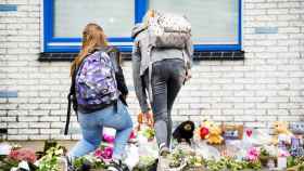 Estudiantes dejan flores y velas en la escuela Oostwende (Holanda), en honor a una de las niñas asesinadas.